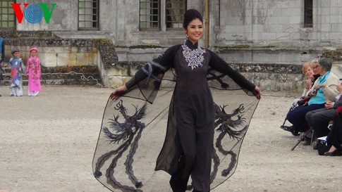 越南传统服装长衫“奥黛”（Áo Dài）表演活动在法国举行