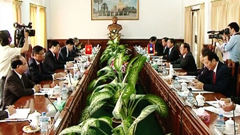 加强越南和平委员会与老挝和平与团结委员会的合作