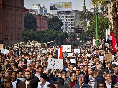 支持穆尔西总统的埃及大学生举行示威游行