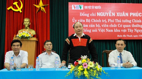 阮春福视察越南之声广播电台常驻西原地区记者站