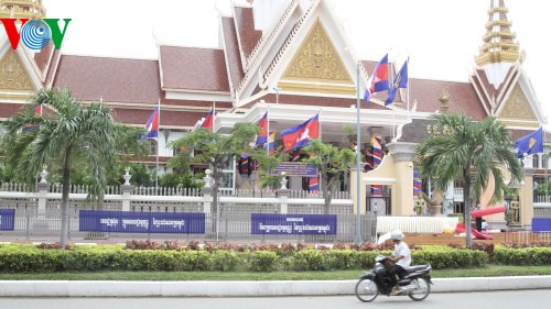 柬埔寨新政府举行首次会议