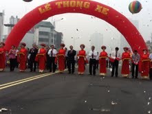  河内金马—阮志清立交桥举行通车仪式