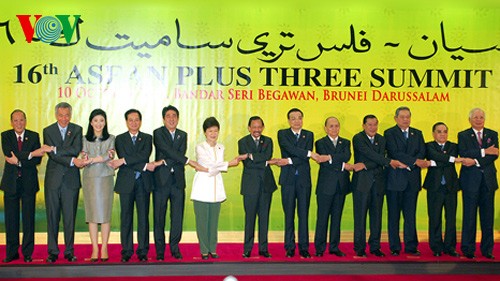 阮晋勇总理出席第16次东盟与中日韩领导人会议