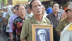 海外越南人回国吊唁武元甲大将