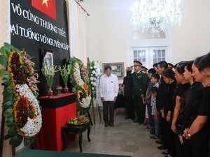  越南驻多国大使馆为武元甲大将举行吊唁仪式