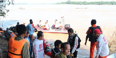  老挝寻找坠机事件遇难者