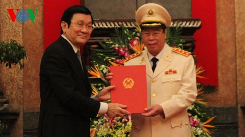 越南人民公安力量要继续发扬光荣传统