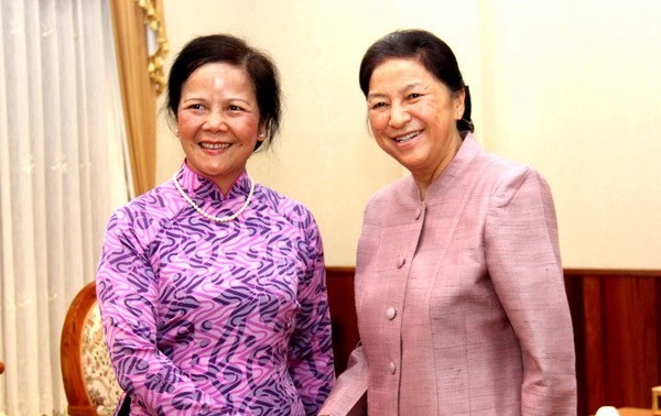 老挝国会主席会见河内市人民议会代表团