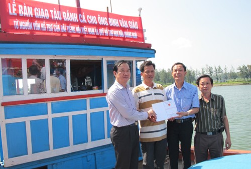 越南之声帮助广义省渔民装备大功率渔船
