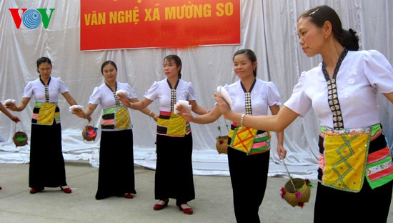 莱州省孟梭乡泰族人的摆手舞