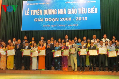 越南教育培训部对160名优秀教师进行表彰