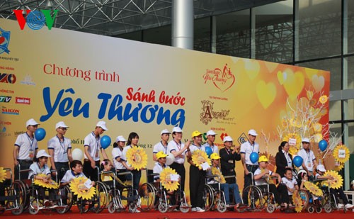 张晋创主席参加响应国际残疾人日步行活动