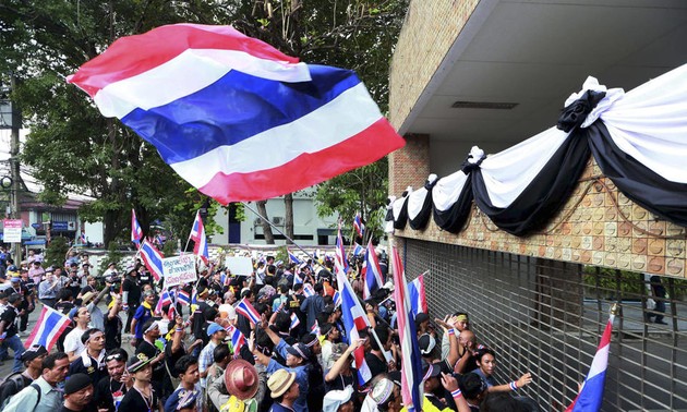 泰国反政府示威引发暴力冲突