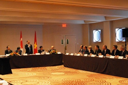 越南政府副总理武文宁访问加拿大多伦多市