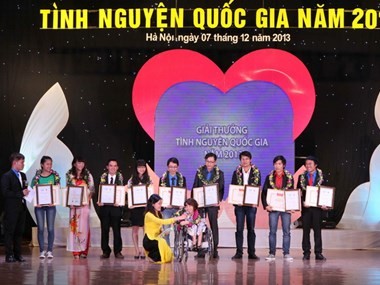 2013国家志愿奖颁奖仪式在河内举行
