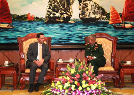 越南国防部副部长阮志咏会见捷克驻越大使卡莱普克