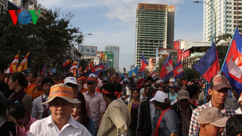 柬埔寨举行规模空前的示威游行