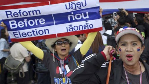  泰国：警方动用催泪瓦斯阻止示威者的冲击