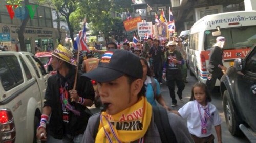 泰国军方敦促各方保持克制，勿诉诸暴力