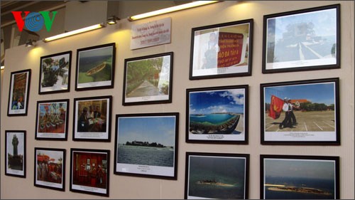 “越南的黄沙长沙——历史依据”图片展在河内举行