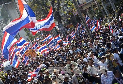泰国民事法庭禁止暴力镇压示威者