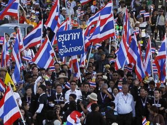示威者围堵泰国大选提前投票站