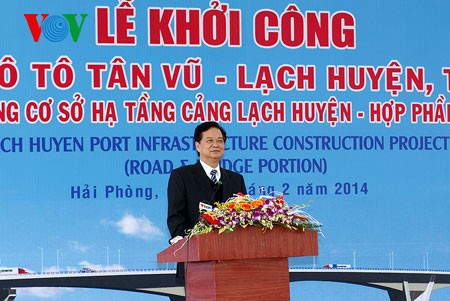 阮晋勇总理出席越南跨海大桥动工仪式