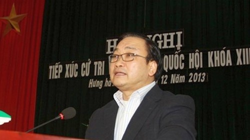 越南政府副总理黄忠海视察硝酸铵生产厂