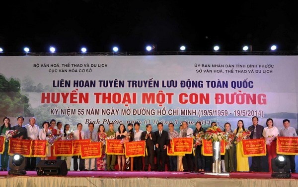 越南13个省市的300名宣传员参加长山小道巡演活动
