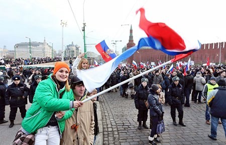 乌克兰东部多个省市民众举行游行示威要求举行公投