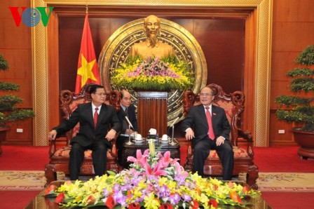 阮生雄主席会见老挝国会高级代表团