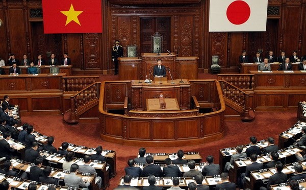 张晋创主席在日本国会众议院发表演讲并同安倍晋三举行会谈