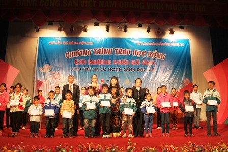 越南国家副主席阮氏缘向贫困儿童颁发助学金