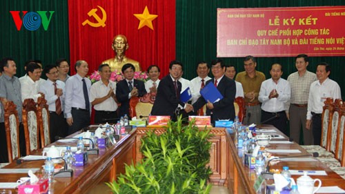 越南之声广播电台与西南部指导委员会签署配合宣传行动机制协议