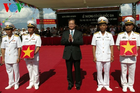 越南政府总理阮晋勇出席越南首批两艘潜艇国家级授旗仪式