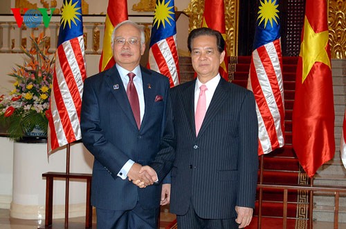 阮晋勇总理同马来西亚总理纳吉布举行会谈