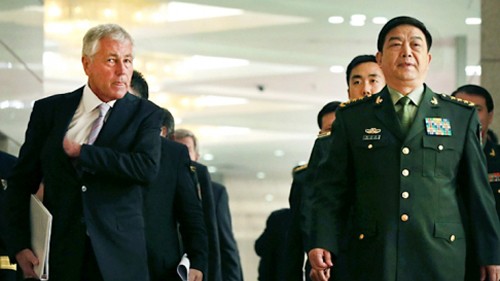 中美两国国防部长举行会谈