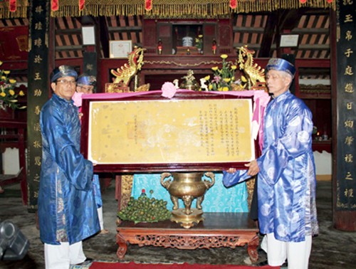 2014年顺化艺术节：向承天顺化省3个村赠送册封原件