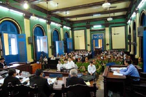 越南国会常委会讨论《人民法院组织法修正案（草案）》和《投资法修正案（草案）》