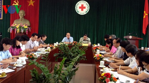 越南祖国阵线中央委员会主席与红十字会中央座谈