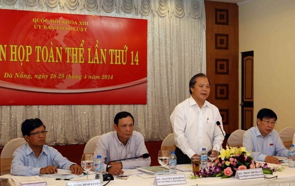 越南国会法律委员会审查《户籍法（草案）》和国会决议