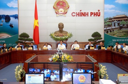越南政府举行4月份工作例会