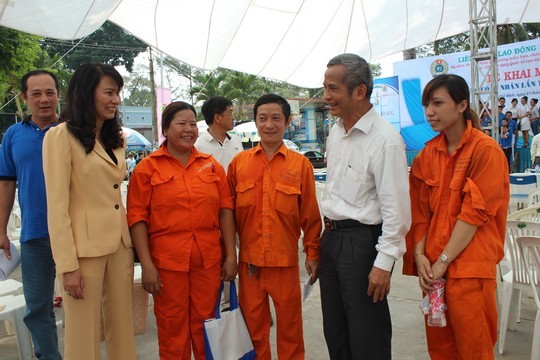 越南举行多项活动庆祝五一国际劳动节和响应工人月活动