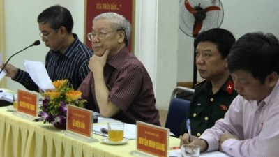 越共中央总书记阮富仲接触河内市选民
