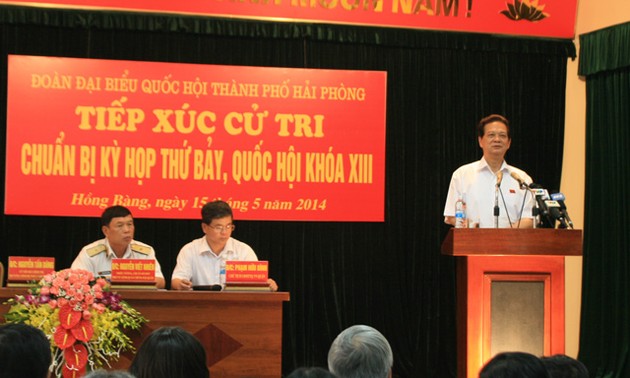 阮晋勇总理：越南强烈反对侵犯行为坚决捍卫国家主权