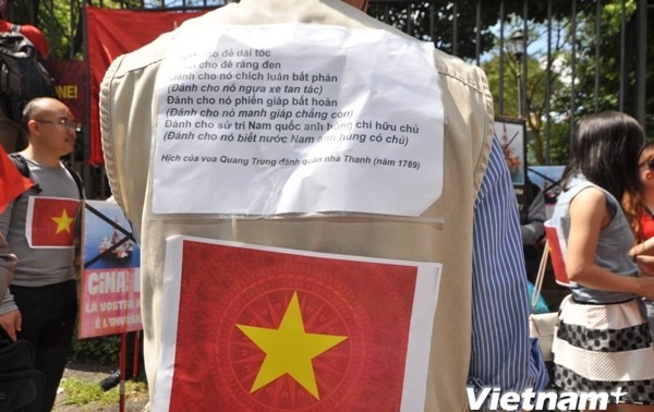 旅居安哥拉和塞浦路斯越南人举行集会反对中国