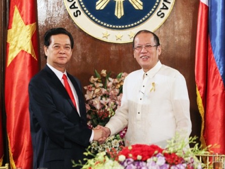 越南总理阮晋勇同菲律宾总统阿基诺举行会谈