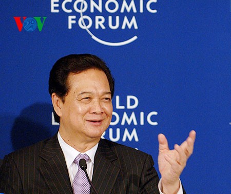 越南政府总理阮晋勇会见世界经济论坛主席施瓦布