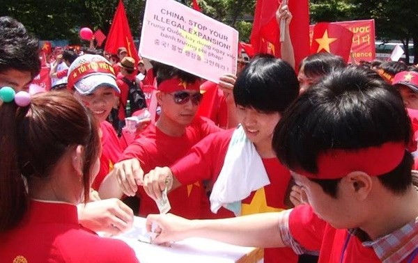 旅居韩国南部各地越南人为“协力捍卫东海”活动捐款