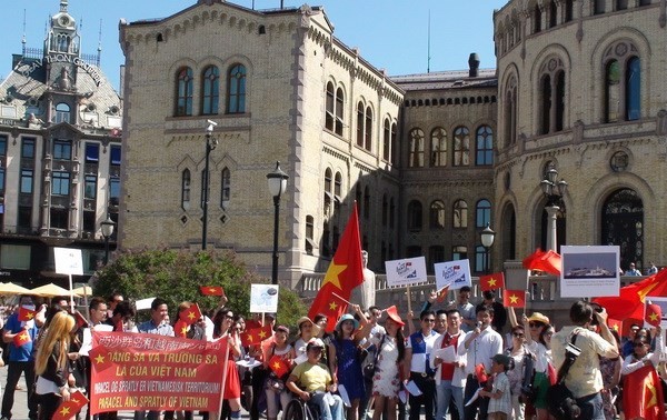  旅居挪威越南人举行示威游行反对中国侵犯越南专属经济区